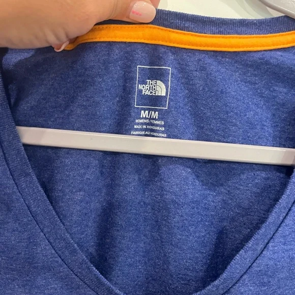 EUC Purple North Face v-neck t-shirt sz M - Picture 2 of 3